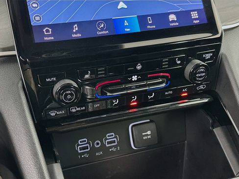 Used 2023 Jeep Grand Cherokee Limited image 24