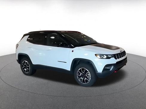 Used 2025 Jeep Compass Trailhawk AWD/4WD image 2