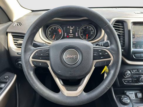 Used 2018 Jeep Cherokee Latitude AWD/4WD image 21