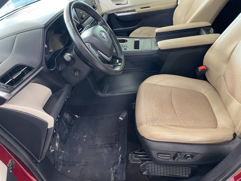 Used 2021 Toyota Sienna Limited image 17