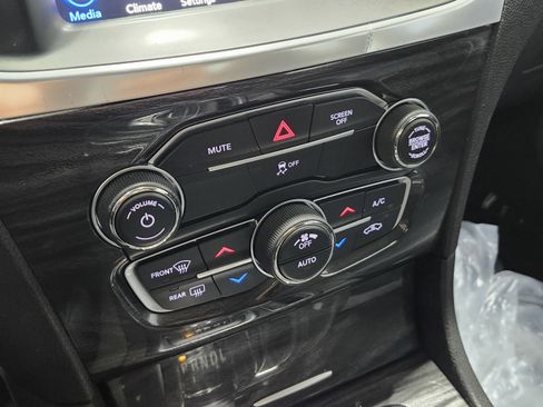 Used 2020 Chrysler 300 Touring w/ Driver Convenience Group image 31