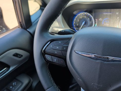 Used 2025 Chrysler Pacifica Limited FWD image 20