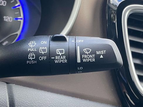 Used 2023 Chrysler Voyager LX image 21