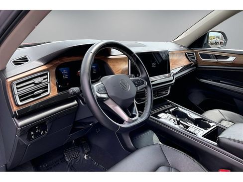 Used 2025 Volkswagen Atlas SE AWD/4WD image 14