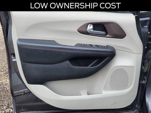 Used 2017 Chrysler Pacifica Touring-L FWD image 19
