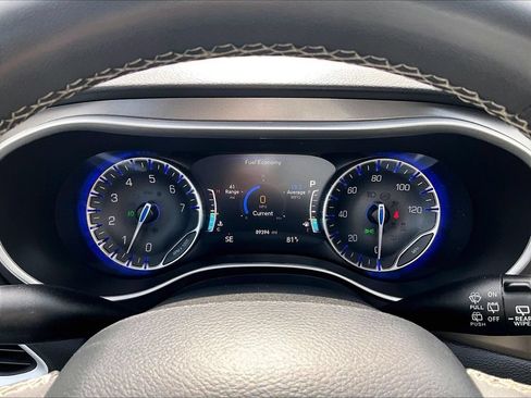 Used 2024 Chrysler Pacifica Touring-L FWD image 21