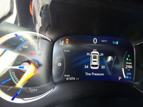 Used 2023 Chrysler Pacifica Touring-L FWD image 2