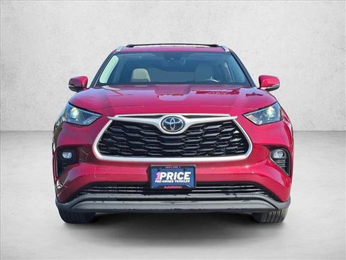 Used 2022 Toyota Highlander XLE FWD image 2