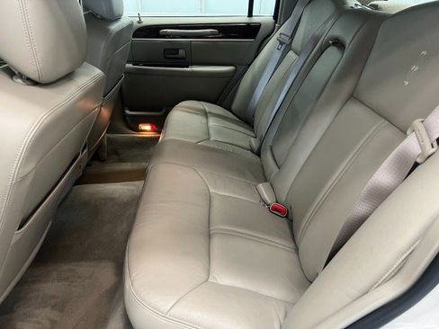 Used 2009 Lincoln Town Car Signature Limited image 12