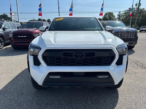 Used 2025 Toyota Tacoma TRD Off-Road AWD/4WD image 9