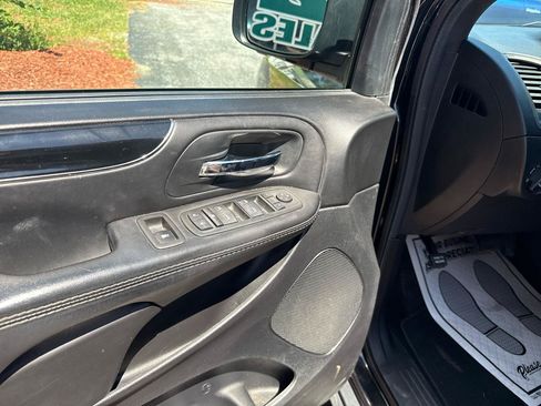 Used 2015 Dodge Grand Caravan SXT FWD image 16