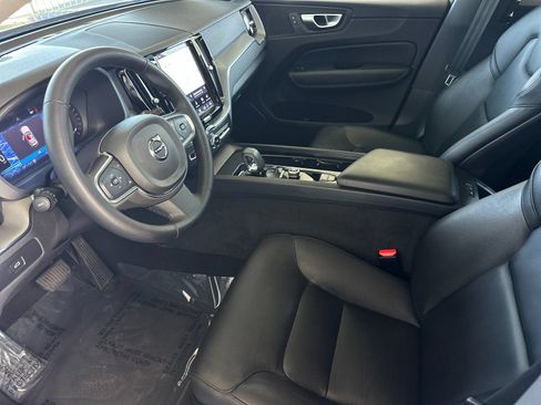 Used 2024 Volvo XC60 B5 Core AWD/4WD image 9