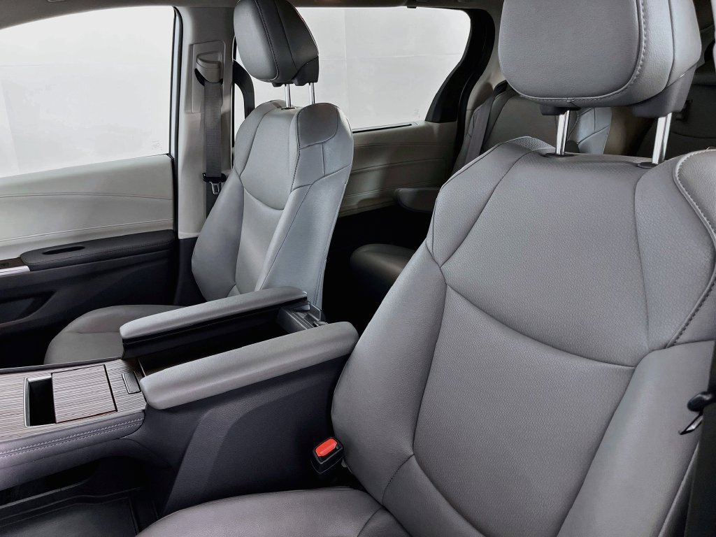 Used 2023 Toyota Sienna XLE AWD/4WD image 27