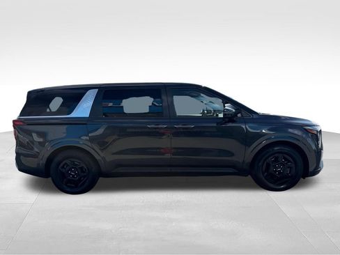 Used 2025 Kia Carnival FWD image 7