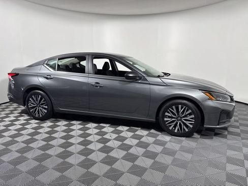 Used 2025 Nissan Altima 2.5 SV FWD image 10