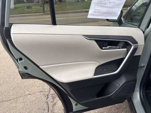 Used 2021 Toyota RAV4 XLE Premium image 40