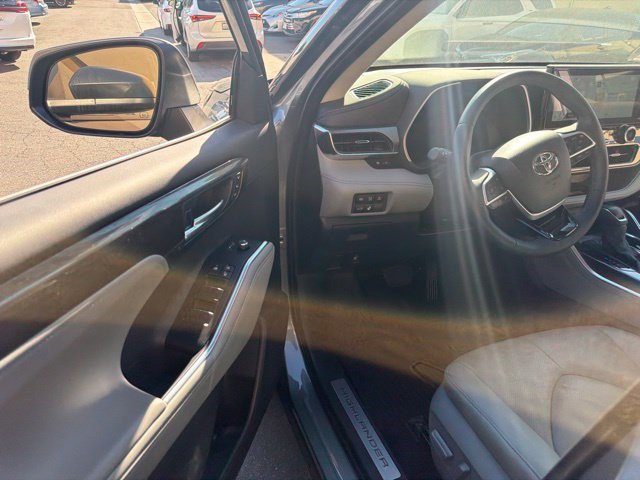 Certified 2026 Toyota Highlander Limited AWD/4WD image 16