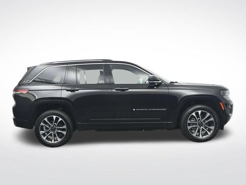Used 2023 Jeep Grand Cherokee Overland w/ Luxury Tech Group IV AWD/4WD image 4