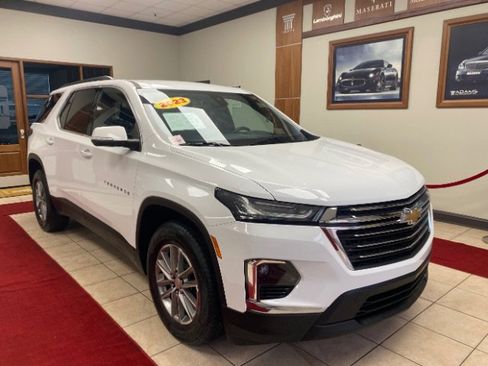 Used 2023 Chevrolet Traverse LT image 9
