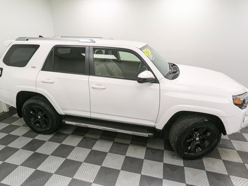 Used 2017 Toyota 4Runner SR5 AWD/4WD image 5