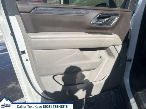 Used 2022 GMC Yukon XL SLT w/ SLT Premium Package image 19