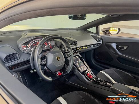 Used 2022 Lamborghini Huracan EVO RWD image 2