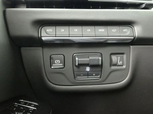Used 2025 Cadillac Escalade Sport Platinum w/ LPO, ONYX Package AWD/4WD image 18