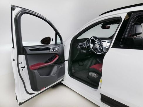 Certified 2023 Porsche Macan AWD/4WD image 29
