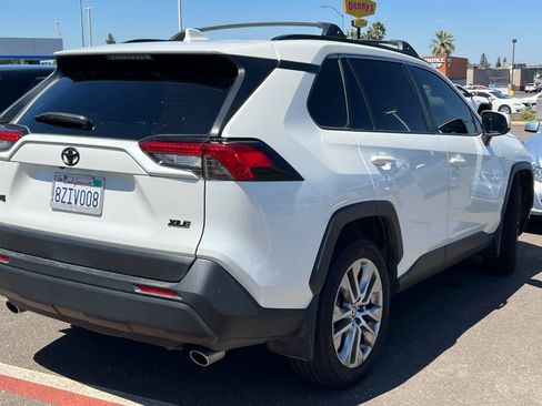 Used 2021 Toyota RAV4 XLE Premium FWD image 4