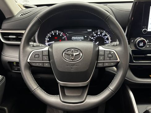 Used 2025 Toyota Highlander XLE AWD/4WD image 29