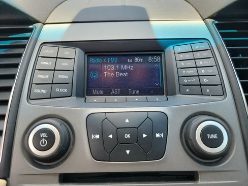 Used 2014 Ford Taurus SE FWD image 10
