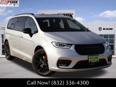 New 2026 Chrysler Pacifica Limited w/ Uconnect Theater Family Group
