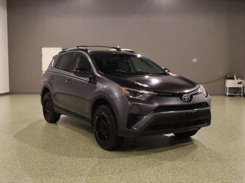 Used 2018 Toyota RAV4 LE FWD image 1
