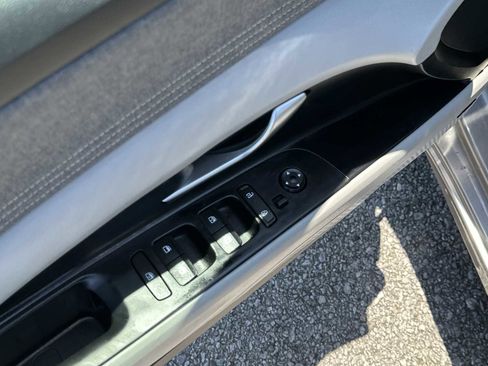 Certified 2024 Hyundai Elantra Limited FWD image 17