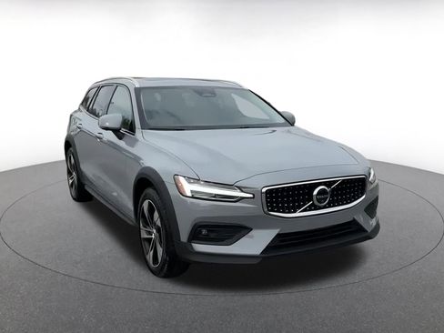 Used 2025 Volvo V60 B5 Cross Country Plus image 3