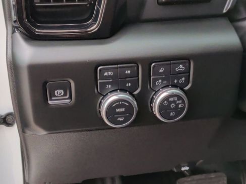 Used 2024 GMC Sierra 1500 AT4 w/ Technology Package AWD/4WD image 17