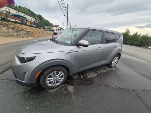 Used 2025 Kia Soul LX FWD image 4