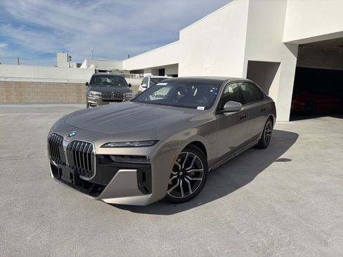 Used 2025 BMW 750e xDrive 750e xDrive w/ Executive Package image 3