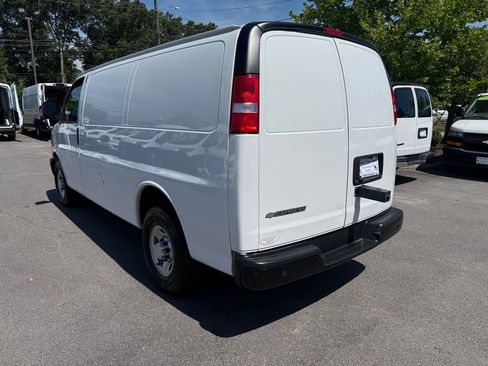 Used 2020 Chevrolet Express 3500 w/ Driver Convenience Package RWD image 9