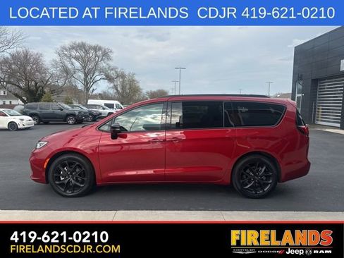 Used 2024 Chrysler Pacifica Limited w/ S Appearance Package FWD image 4