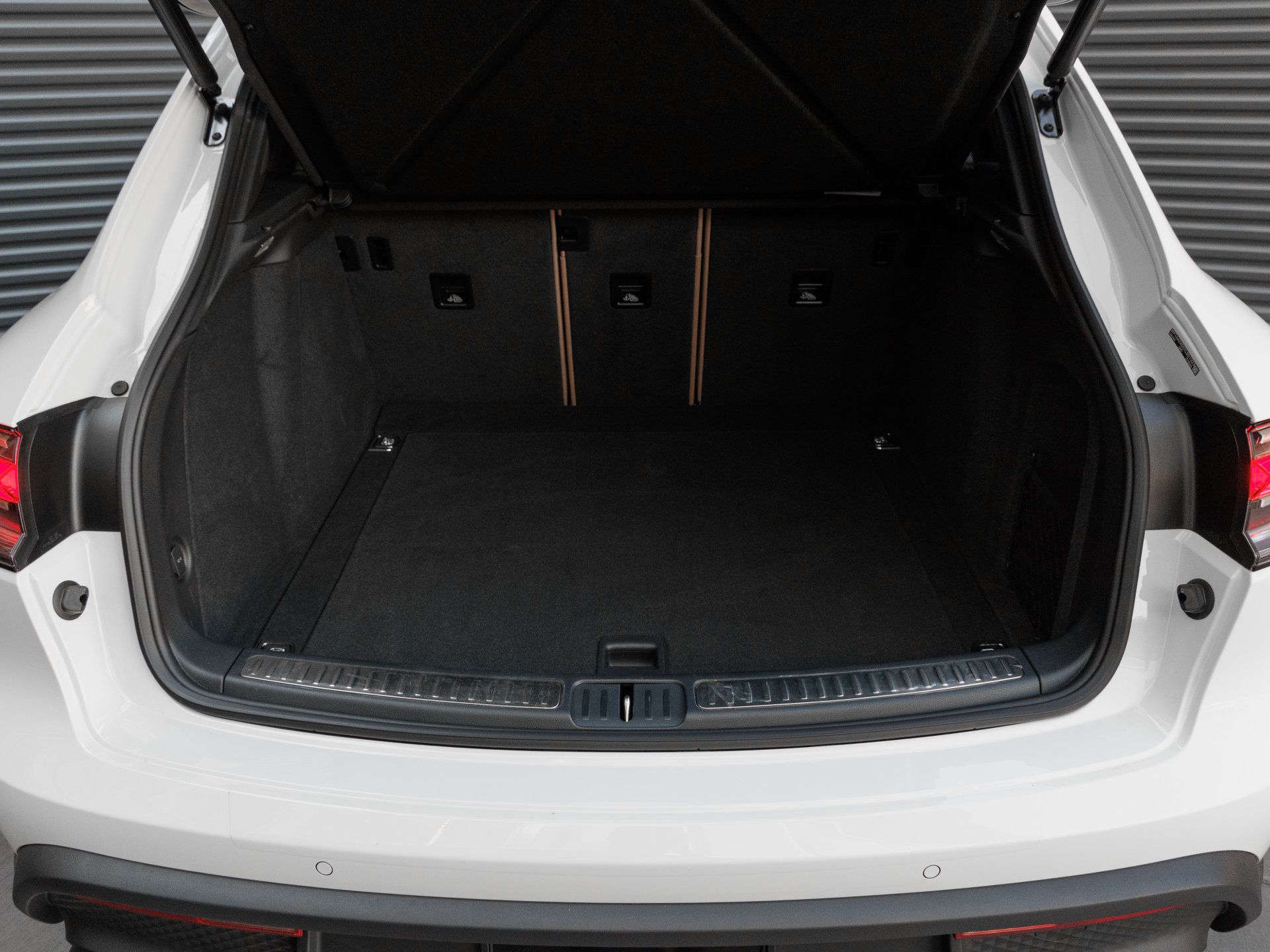 Used 2026 Porsche Macan AWD/4WD image 25