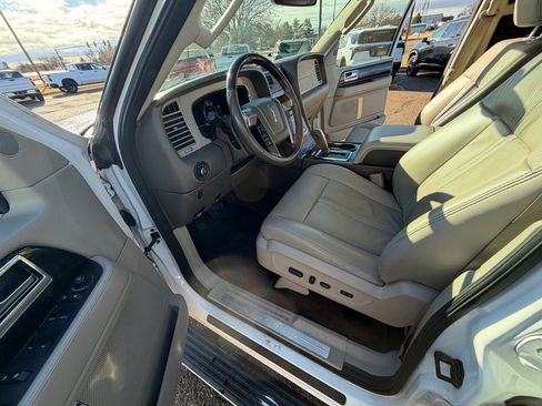 Used 2017 Lincoln Navigator Select image 11