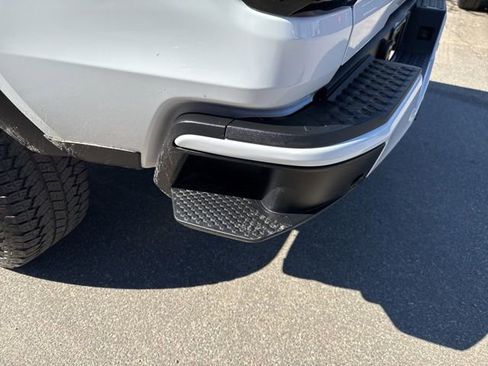 Used 2024 GMC Canyon Denali image 12