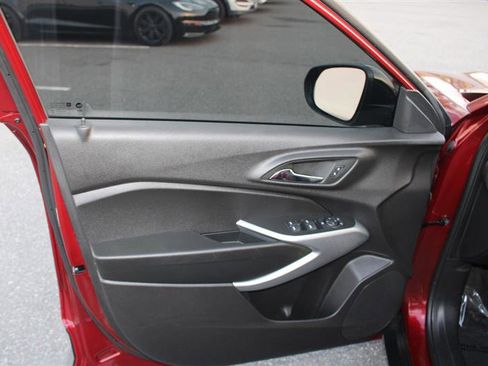 Used 2025 Chevrolet Trax RS FWD image 12