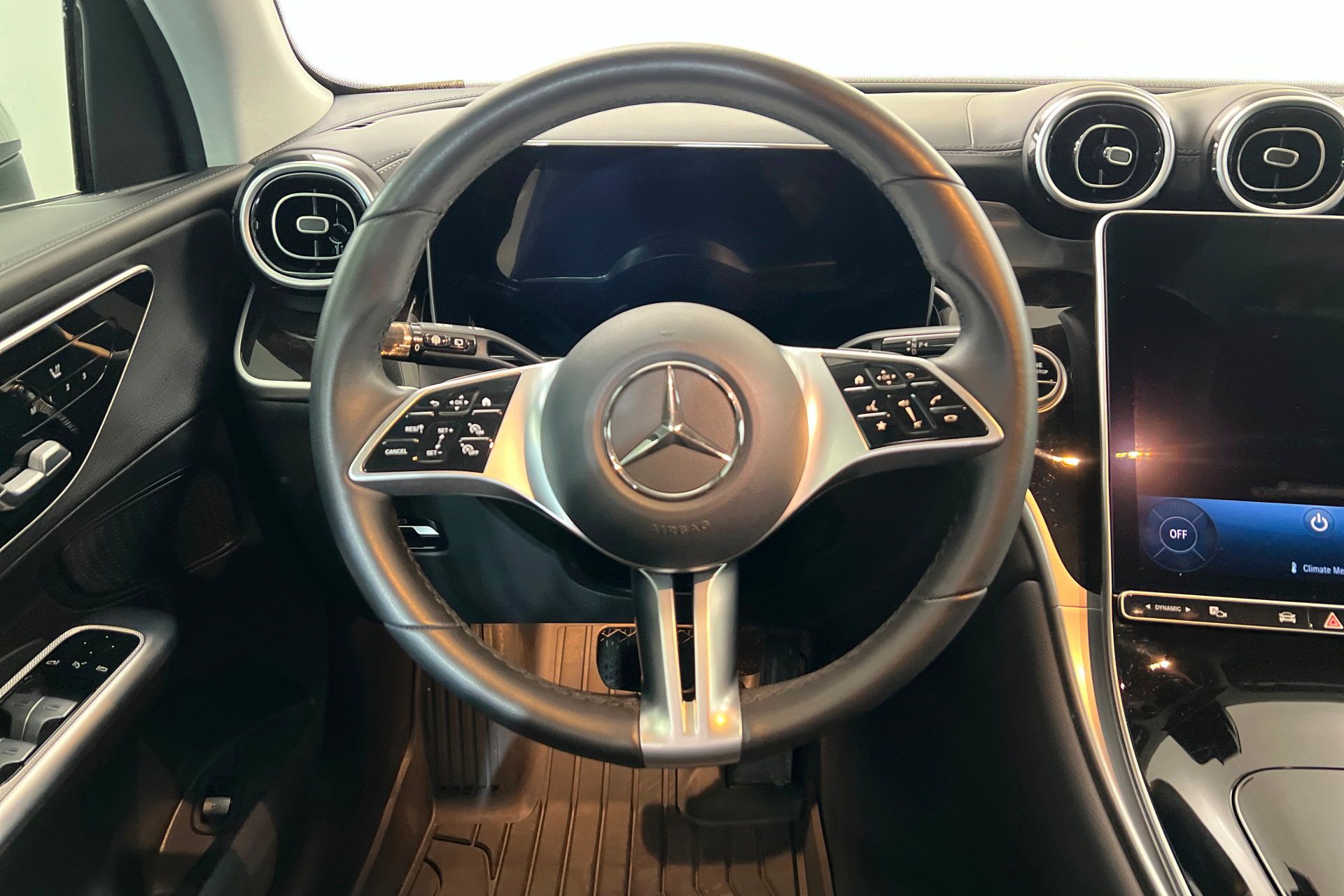 Used 2024 Mercedes-Benz GLC 300 4MATIC image 13