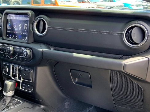 Used 2020 Jeep Gladiator Overland w/ Dual Top Group AWD/4WD image 18