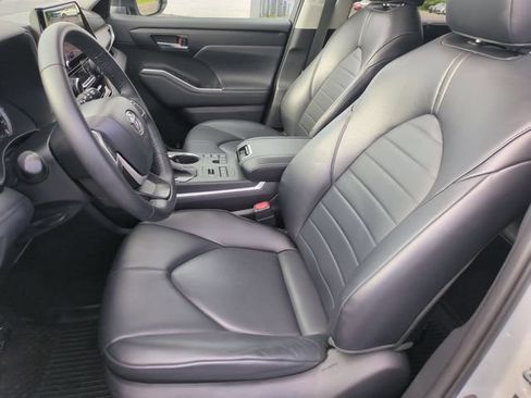 Used 2023 Toyota Highlander XLE AWD/4WD image 14