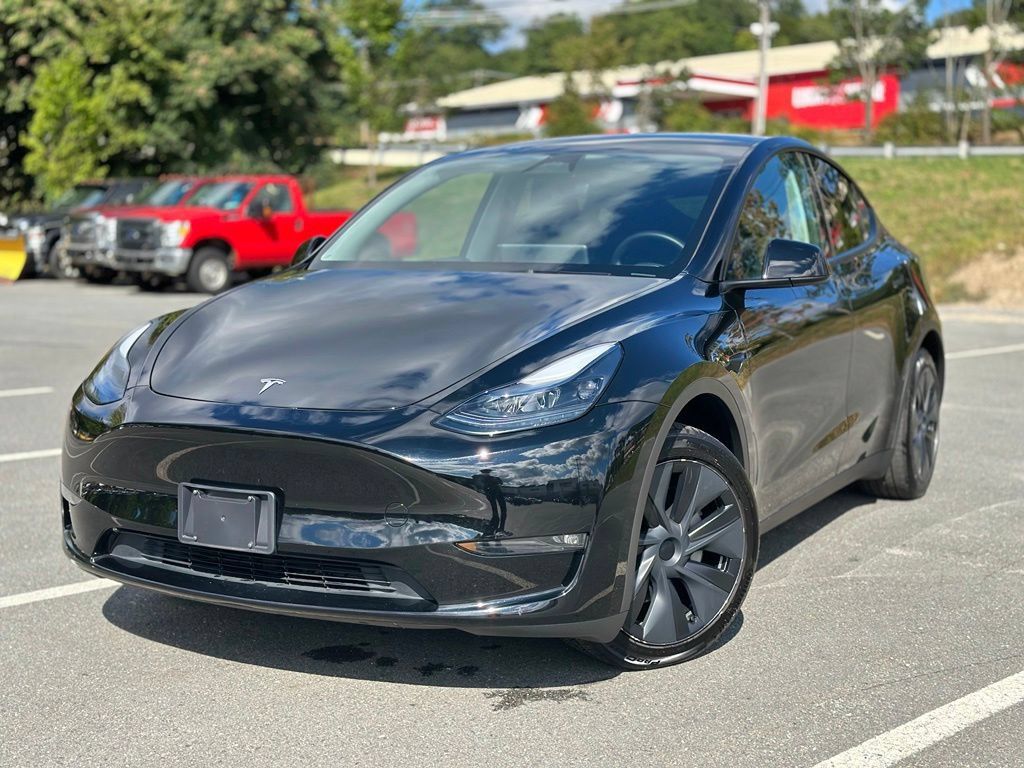 Used 2025 Tesla Model Y Long Range AWD/4WD image 1