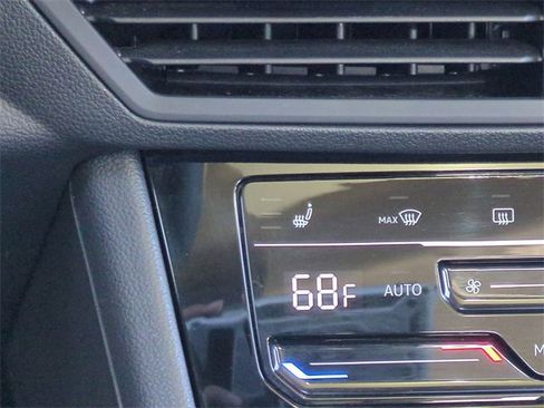 Used 2025 Volkswagen Jetta SE image 27