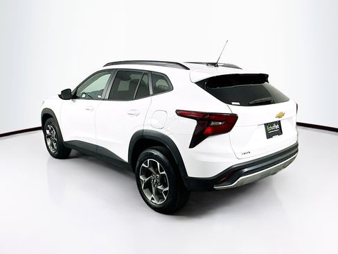 Used 2025 Chevrolet Trax LT w/ LT Convenience Package image 5